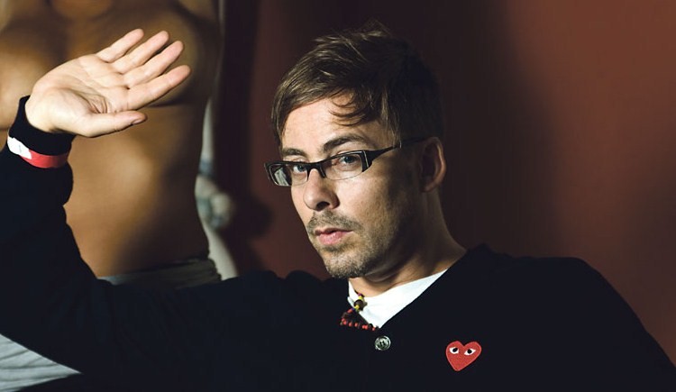 Basement Jaxx söker kosmisk kontakt. Och lite hud.
