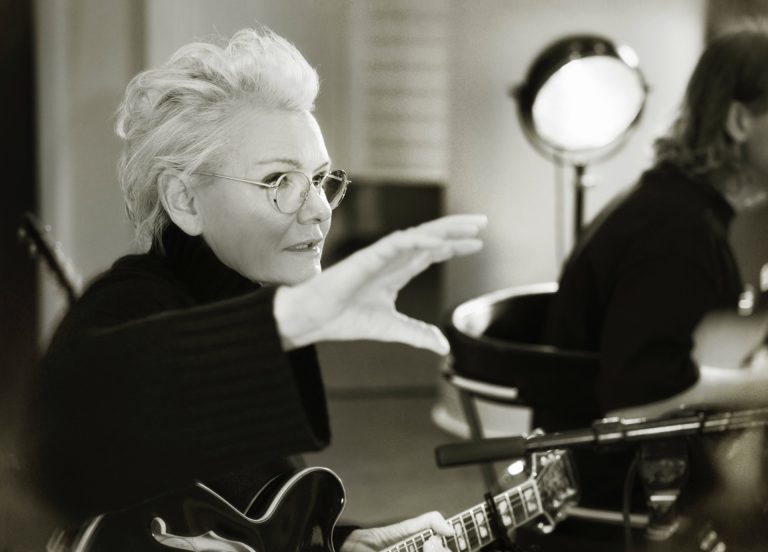 ”Fan, nu är det dags att stå upp!” Eva Dahlgren manar till kamp