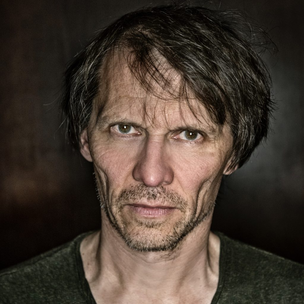 ”Jag har mer att säga” –  Jakob Hellman är tillbaka med besked