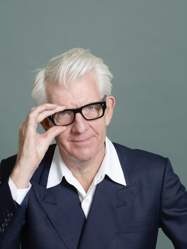 Nick Lowe utvecklar en hipness som kommer överens med hans ålder