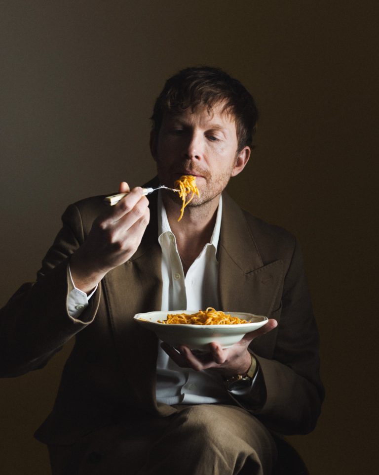 Utanför Deportees sjunger Peder Stenberg på svenska