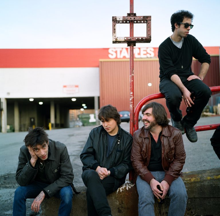 Wolf Parade med en wall of shit