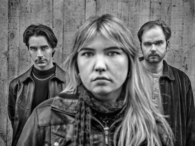 Girl Scout litar på känslan och på varandra