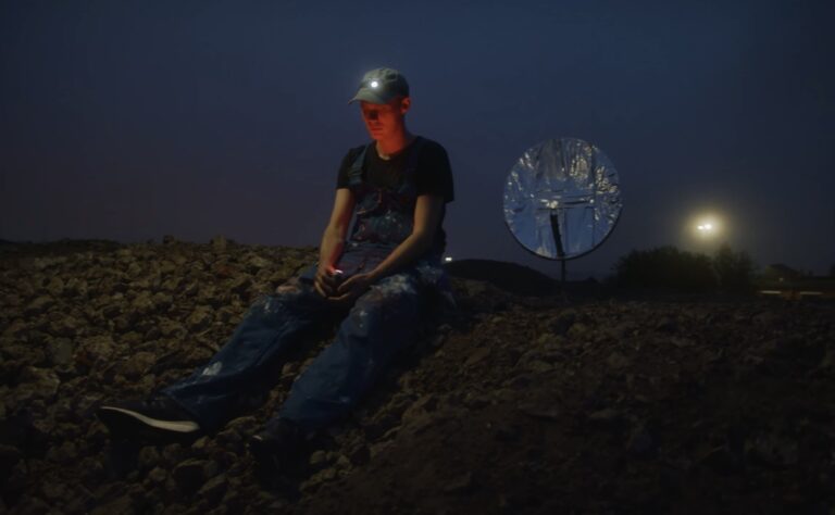 VIDEOPREMIÄR: Fjärran – Månen röd