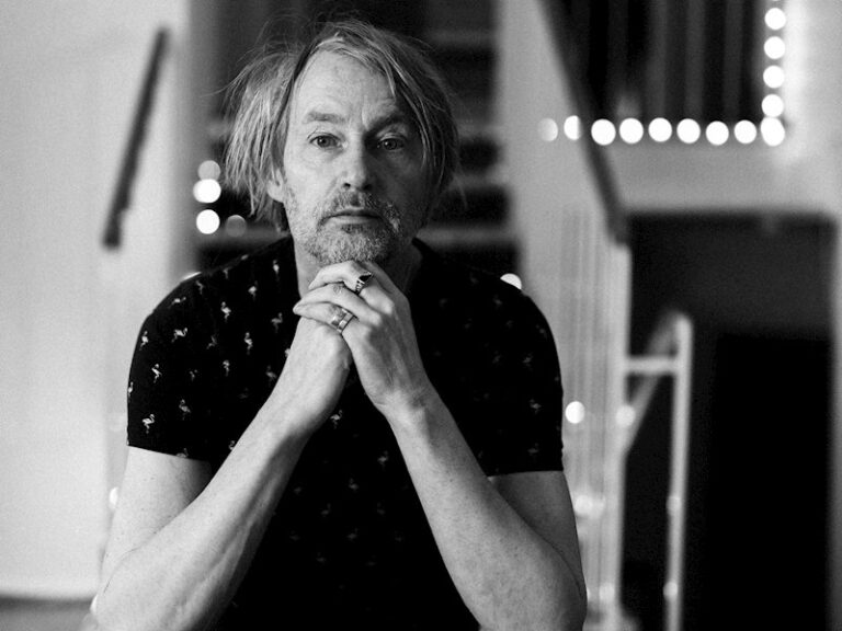 PREMIÄR: Dark Sven – Bigger than life tjänslan