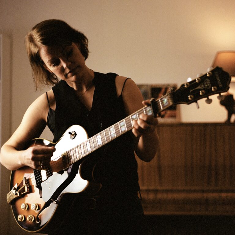 PREMIÄR: AlvaMarit – I Ran Too Slow