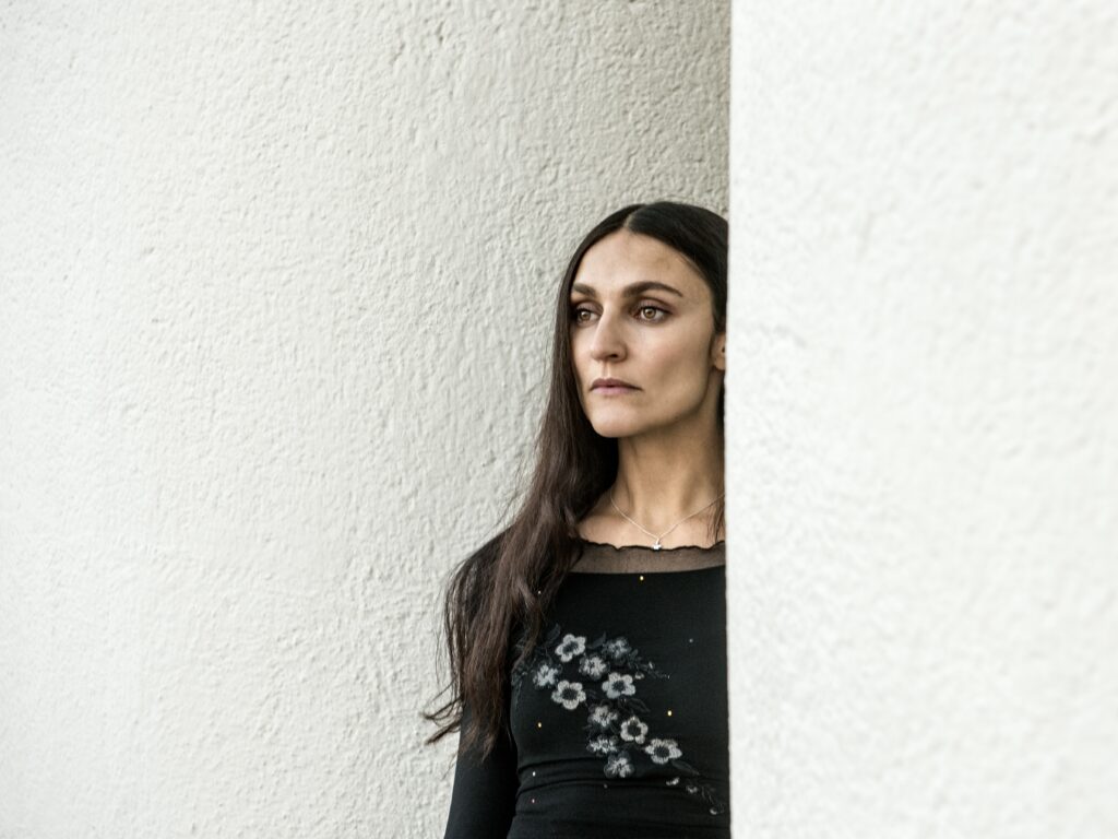 Nicole Sabounés identitet
